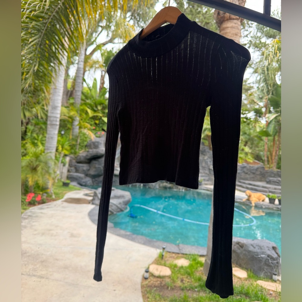 Size Small Black Ribbed Cropped Top 
Cute thrifted vintage crop top teen